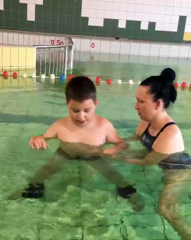 Terapia dzieci z Mózgowym porażeniem dziecięcym w wodzie – czyli poczynania Ignasia na basenie.